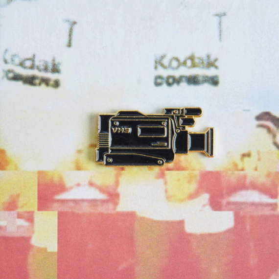 VHS kamera kitűző
